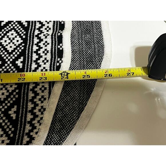 Eddie Bauer Black & White Winter Sweater w/ Snowflake pattern - Womens Sz Large - Picture 5 of 6